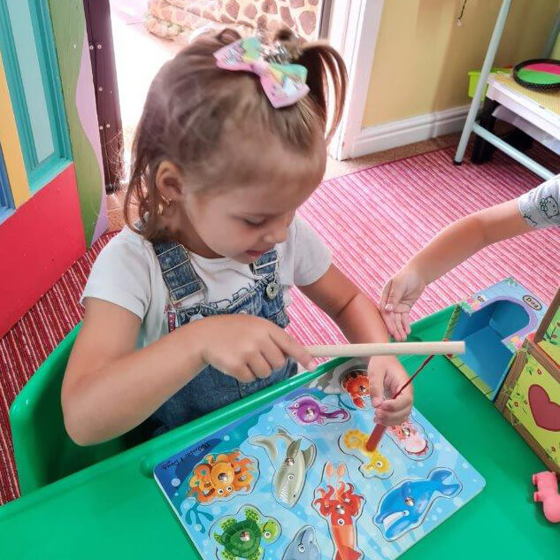 mini-minors-educare-in-queenstown-little-girl-building-a-puzzle